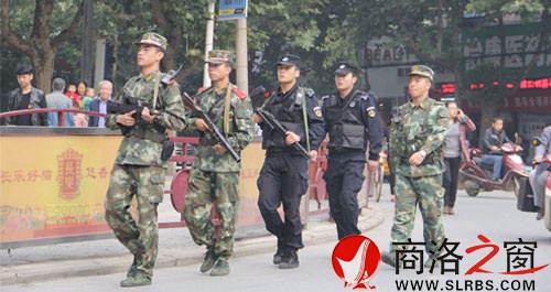 節(jié)日期間市、區(qū)公安機(jī)關(guān)和駐商武警開(kāi)展武裝聯(lián)勤