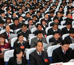 人大代表、政協(xié)委員認(rèn)真聽(tīng)取市人大常委會(huì)工作報(bào)告和兩院工作報(bào)告