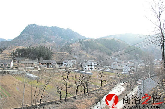 寧?kù)o的小山里，散落著安逸的村莊。