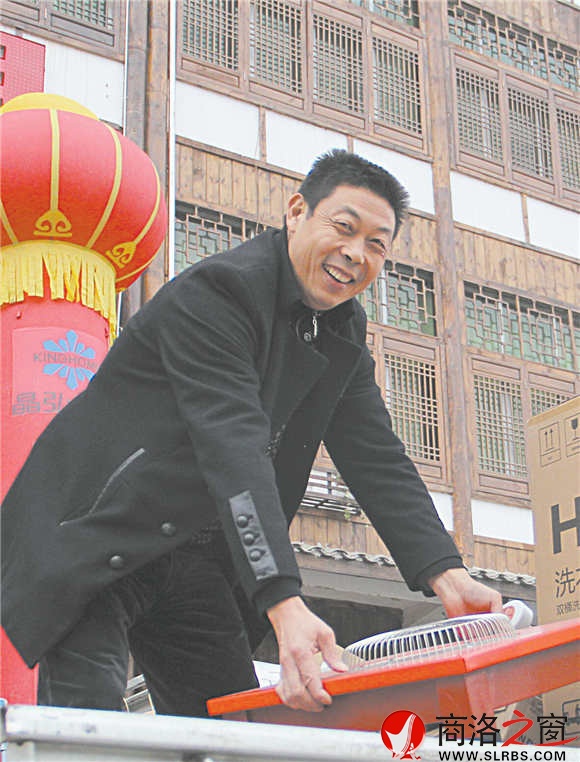 美麗鄉(xiāng)村建設(shè)以來(lái)，李棟梁的家電生意好了很多。采訪(fǎng)當(dāng)天，他就賣(mài)出去十幾件貨。