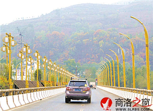 用竹燈、竹子、竹欄、花卉等裝點(diǎn)的丹江景觀橋，也是竹林關(guān)的迎賓通道。