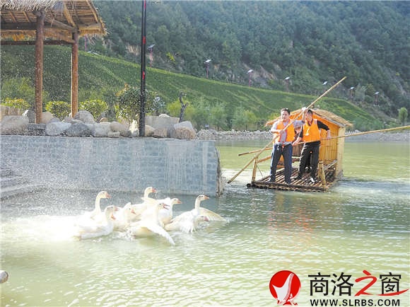 泛舟后灣湖，別有一番感覺。