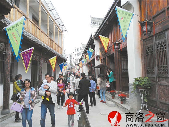 云鎮(zhèn)老街改造升級(jí)后，游客紛至沓來(lái)，成為鎮(zhèn)安一個(gè)新的旅游熱點(diǎn)。