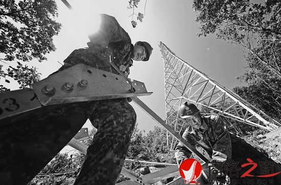 陜西送變電工程公司的施工人員在330千伏渭南豐塬變—商洛張村變輸電線路工程現(xiàn)場(chǎng)組裝塔材。任長(zhǎng)征攝