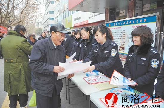 每年1月10日110宣傳日，110指揮中心的民警都會(huì)走上街頭進(jìn)行法律宣傳。