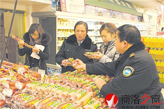 市食品藥品監(jiān)督管理局副局長、市食品藥品監(jiān)察支隊(duì)隊(duì)長趙宏俠帶隊(duì)在超市檢查食品安全。