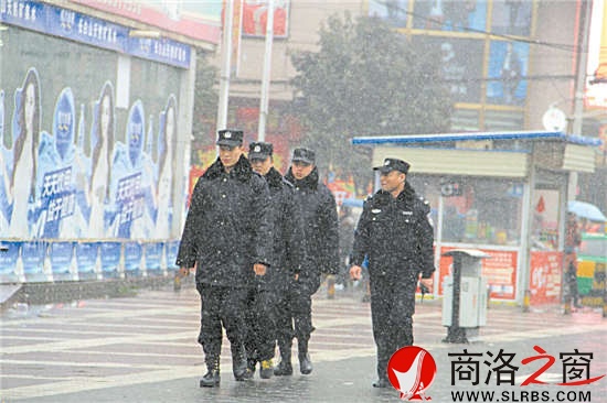 1月27日，雪花鋪天蓋地，葉宏仍帶領(lǐng)同事不畏嚴(yán)寒在車站一帶巡邏。