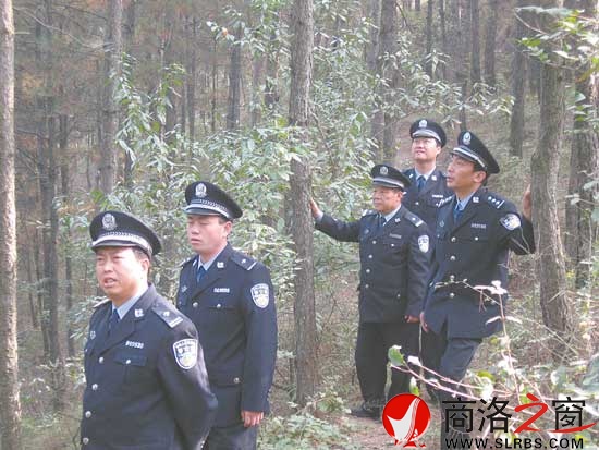 鄭安民(左一)帶領(lǐng)民警在林區(qū)勘察
