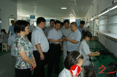 　　在縣委副書記、縣長崔華鋒和市縣財政部門的陪同下，張洪斌一行到神州實業(yè)電子科技產(chǎn)業(yè)園深入了解企業(yè)生產(chǎn)銷售發(fā)展情況