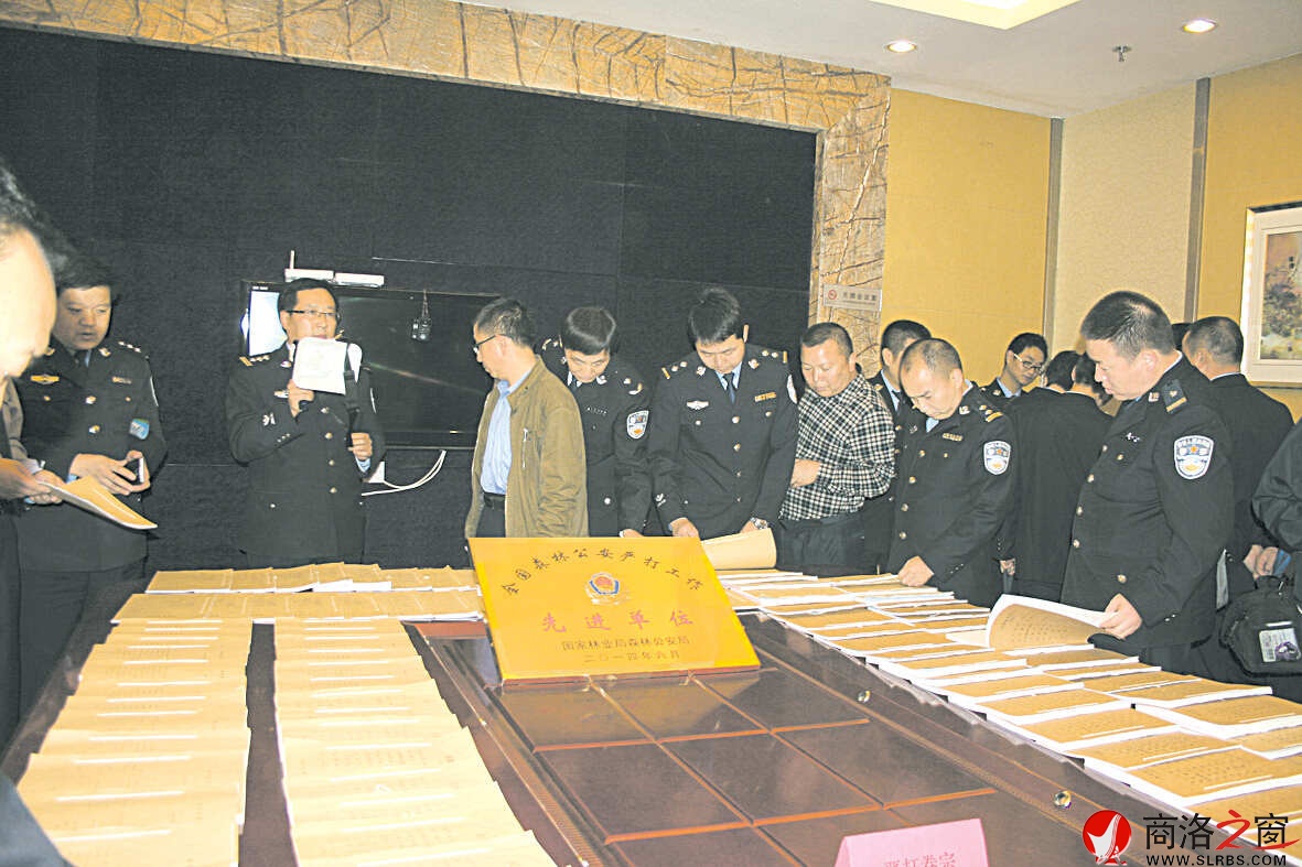 市林業(yè)局黨組成員、市森林公安局局長、市森林防火指揮部辦公室主任劉剛向出席全省森林公安執(zhí)法辦案現(xiàn)場觀摩和執(zhí)法工作座談會代表介紹我市森林公安執(zhí)法辦案情況