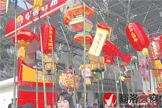 柞水縣將法治文化融入民俗文化活動(dòng)當(dāng)中，圖為慶元宵舞龍燈活動(dòng)現(xiàn)場(chǎng)。