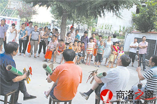 柞水縣率先在全省建立了以葉家灣為典范的法治文化大院，圖為葉家灣文化大院里的法治漁鼓表演現(xiàn)場(chǎng)。