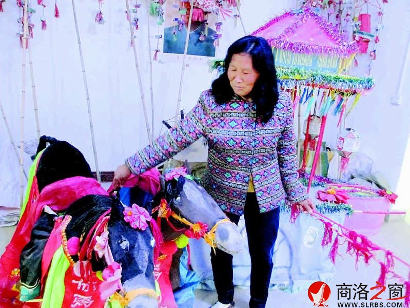 花鼓戲演出的各種器樂一應俱全，大都是自己用手做成。