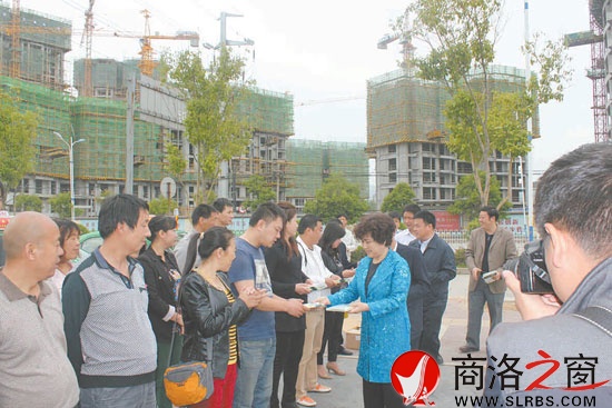 市委常委、宣傳部部長劉淑慧為出租車駕駛員發(fā)放宣傳光碟