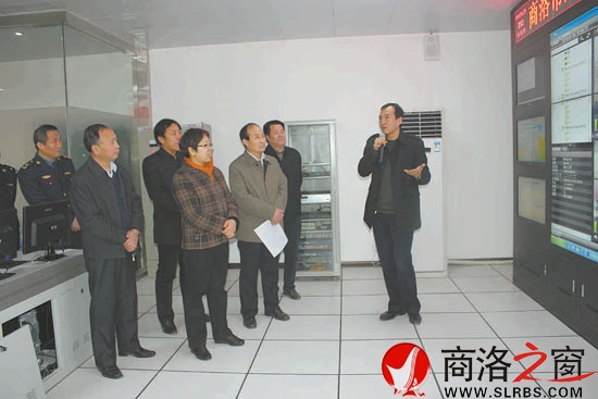 市長陳俊、副市長高健在信息中心檢查GPS動態(tài)監(jiān)控運行情況