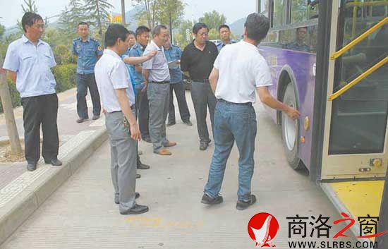 市交通運輸局副局長黃恒林帶領(lǐng)市運管處檢查公交車輛安全