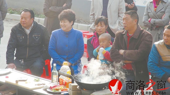 市委常委、宣傳部部長劉淑慧和村民一起接受農(nóng)家樂餐飲培訓(xùn)。