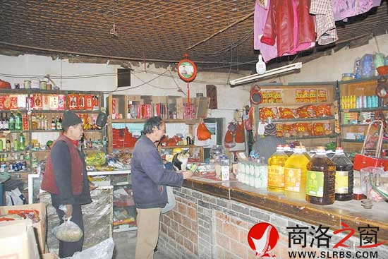 原供銷社是這里的最大商店，有好些年月的柜臺顯示著它的歷史。