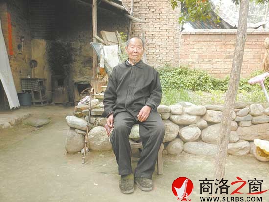 牛興高在自家門(mén)口留影