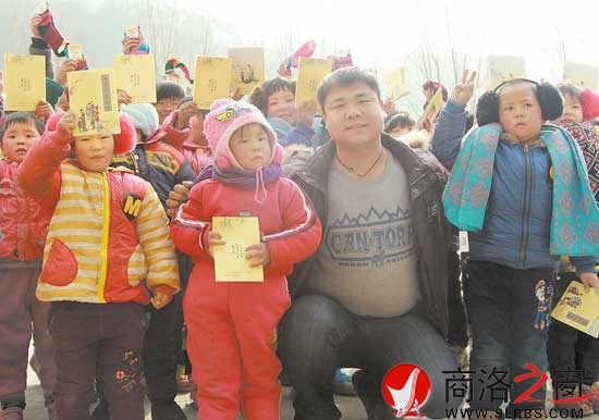 1月7日，王力為中村鎮(zhèn)流嶺小學送去捐贈的物資。