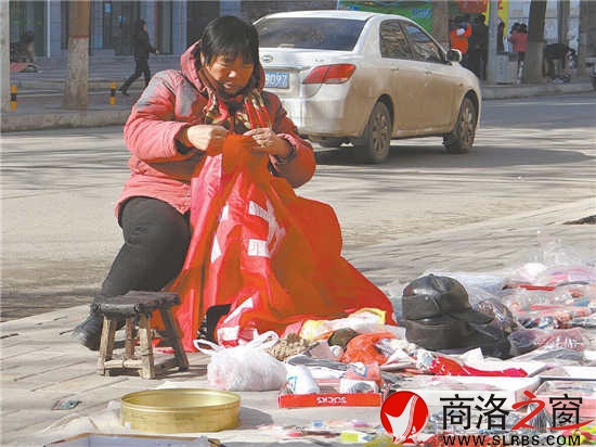 趁著陽(yáng)光正好，擺地?cái)偟睦先瞬煌鲎鍪止せ睢? width=