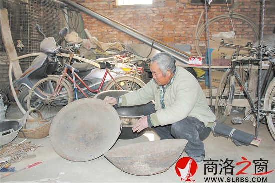 回憶起曾經艱苦的歲月，付發(fā)喜老人難以忘懷補鍋時的場面。時間雖然過去了很久，但是曾經補了又補的鍋一直被他珍藏。