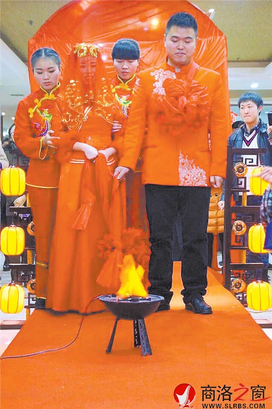新娘跨火盆、過馬鞍，一生平平安安。