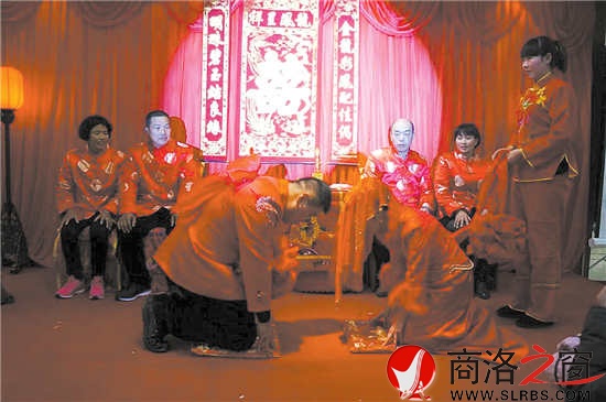 夫妻對拜頭碰頭，夫妻恩愛到白頭。