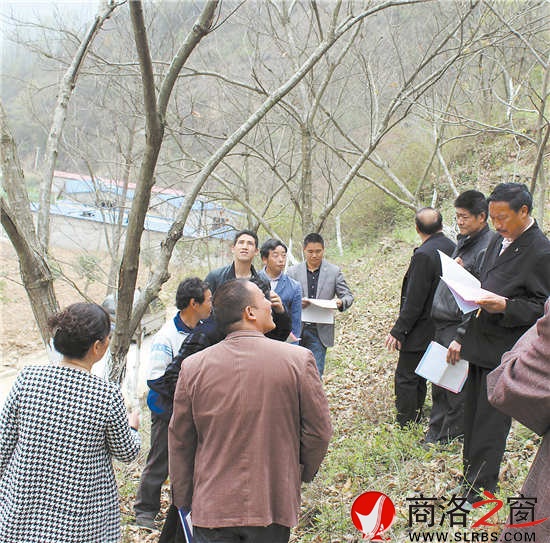 林業(yè)技術(shù)人員來(lái)到果園現(xiàn)場(chǎng)開(kāi)展板栗科管培訓(xùn)向群眾發(fā)放科普宣傳資料
