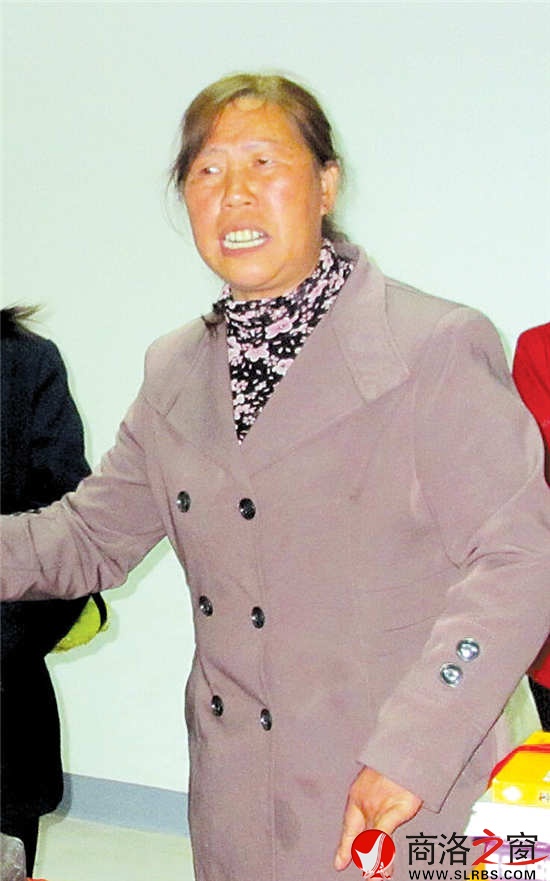 自樂班領(lǐng)頭人、今年56歲的常善秀在唱《花墻會》。