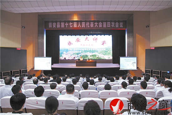 縣“兩會”期間，縣人大代表、政協(xié)委員聽棚改知識講座、議報告。