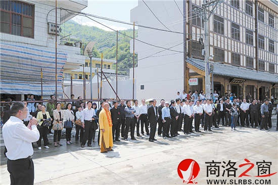 縣政協(xié)委員觀摩鎮(zhèn)云一體化建設(shè)工程、議報告。
