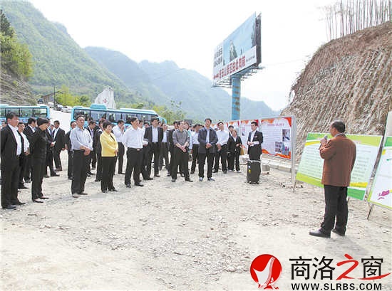 縣人大代表觀摩磨石溝美麗鄉(xiāng)村建設(shè)工作、議報告。