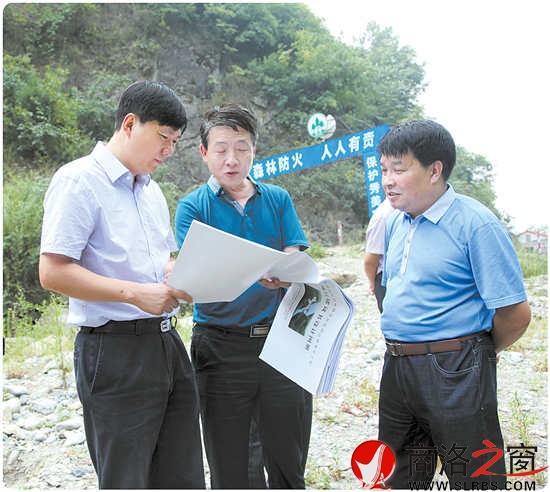 商洛市委常委、鎮(zhèn)安縣委書記李波（左），鎮(zhèn)安縣政府縣長璩澤濤（右）檢查指導重大項目建設(shè)工作。