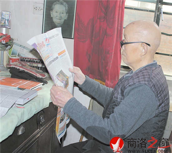 每天看電視、讀報(bào)瀏覽新聞是武長(zhǎng)茂老人雷打不動(dòng)的習(xí)慣。