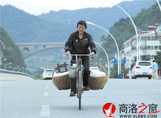 天空還未大亮，李建娥就已騎車帶著粽子到了丹江橋。
