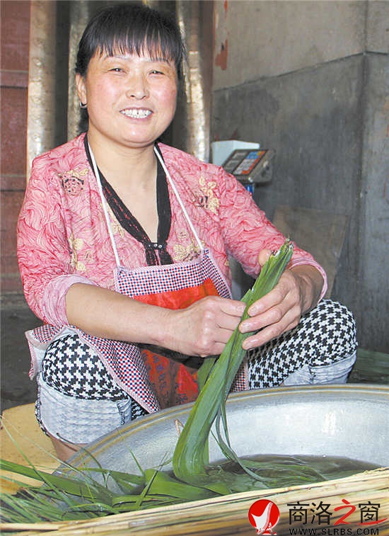 說到洗葉子也是一件辛苦活時(shí)，王文武的妻子笑著說，沒有包粽子辛苦。