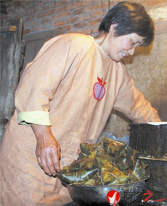 凌晨4:20，風(fēng)建霞正從鍋里往外撈粽子。