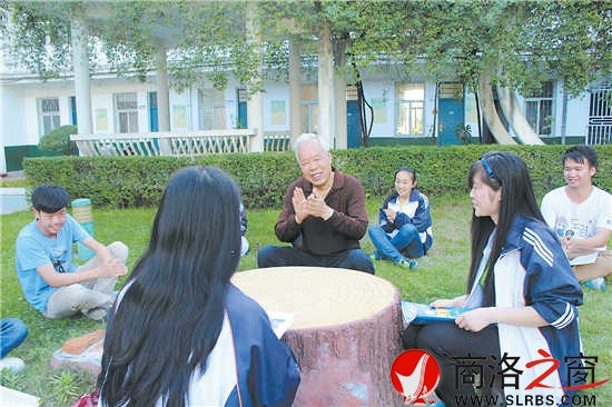 今年高考前夕，呂清太老師來到商南高級中學(xué)對參加高考的學(xué)生進(jìn)行心里輔導(dǎo)。
