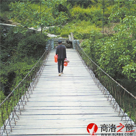 走在安靜的時(shí)光里。一座小橋，拉近了山的距離。
