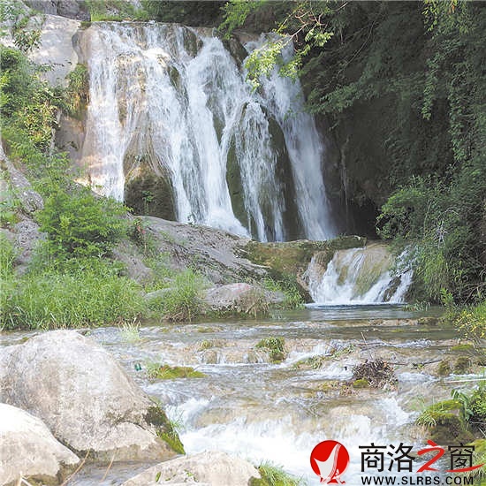 龍?zhí)?，飛瀑如鏈，潭水透澈，風(fēng)景如畫(huà)。