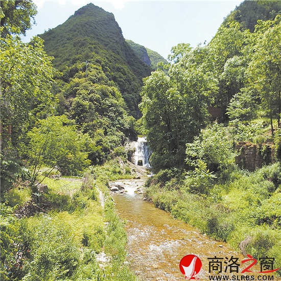 龍洞溝，一泓清泉蜿蜒而出，經(jīng)年清澈，四季不枯。