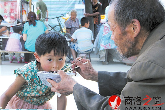 對(duì)于雷雪娟而言，暑假生活里最幸福的事就是吃爺爺給她買的涼皮。